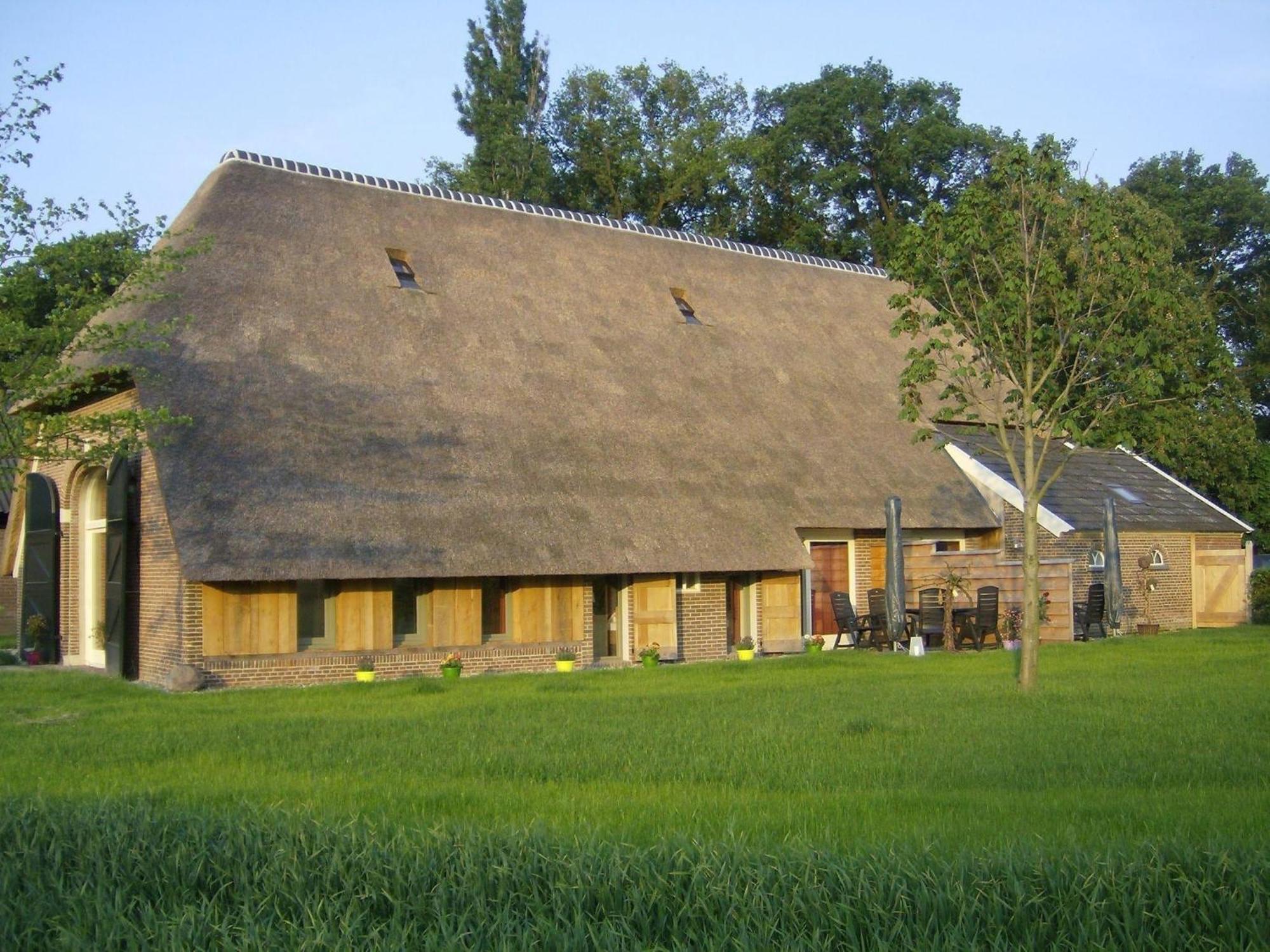 Staying In A Thatched Barn With Bedroom Achterhoek Geesteren  外观 照片